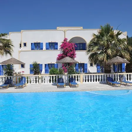 Nikolas Villas *